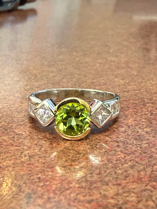 14kt 2t Fashion Ring 1 Round Peridot 8 Princess-Cut Diamond 0.60cttw